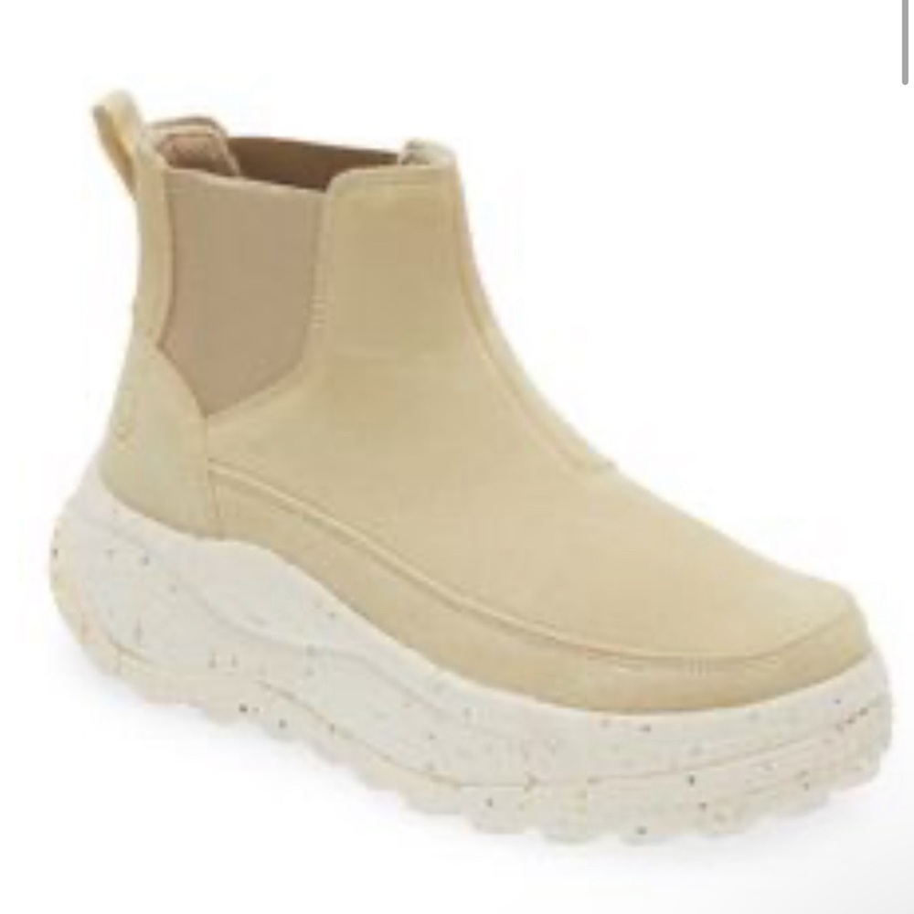 HOLO ECO Suede pull on Tennis shoe/bootie. NEW w/out original box. Comfort/Style